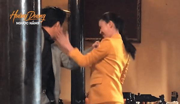 Bí mật đằng sau những cảnh gây bão trong phim Việt giờ vàng - Hình 11 Bi mat dang sau nhung canh gay bao trong phim Viet gio vang-Hinh-11