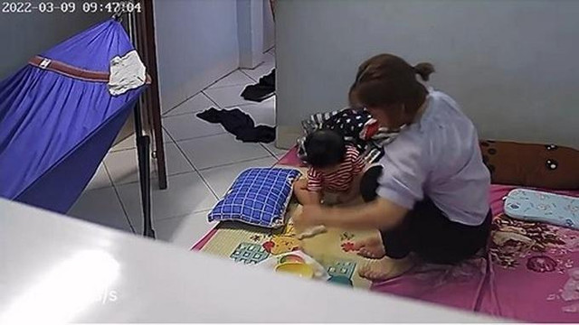 Bé gái Bình Định bị bạo hành: Công an vào cuộc, bảo mẫu xin gỡ clip Be gai Binh Dinh bi bao hanh: Cong an vao cuoc, bao mau xin go clip