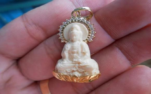 Những lưu ý khi đeo tượng Phật thường xuyên trên cổ - Hình 2 Nhung luu y khi deo tuong Phat thuong xuyen tren co-Hinh-2