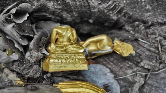 Những lưu ý khi đeo tượng Phật thường xuyên trên cổ - Hình 3 Nhung luu y khi deo tuong Phat thuong xuyen tren co-Hinh-3