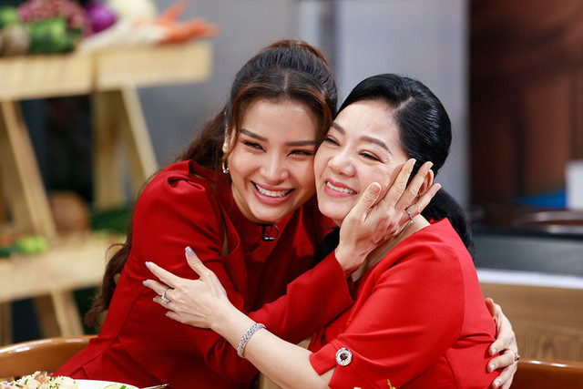 Phương Trinh Jolie nói gì khiến mẹ chồng rơi nước mắt? - Hình 2 Phuong Trinh Jolie noi gi khien me chong roi nuoc mat?-Hinh-2