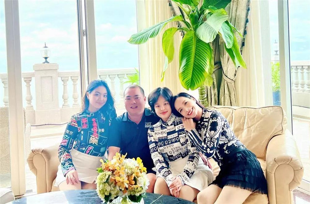 Cùng chiêm ngưỡng chiếc váy Thúy Hạnh dành 5 tiếng làm cho con gái - Hình 3 Cung chiem nguong chiec vay Thuy Hanh danh 5 tieng lam cho con gai-Hinh-3
