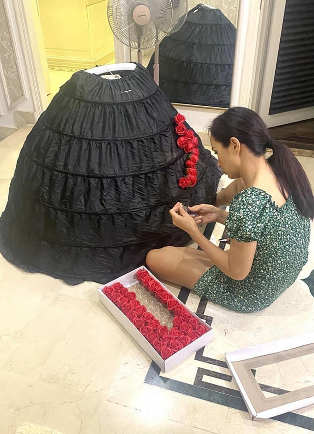 Cùng chiêm ngưỡng chiếc váy Thúy Hạnh dành 5 tiếng làm cho con gái - Hình 2 Cung chiem nguong chiec vay Thuy Hanh danh 5 tieng lam cho con gai-Hinh-2