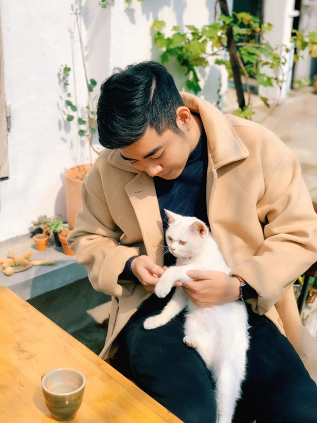Ngắm loạt ảnh của trai đẹp đổ xăng, dân mạng “đứng ngồi không yên“ - Hình 5 Ngam loat anh cua trai dep do xang, dan mang “dung ngoi khong yen“-Hinh-5