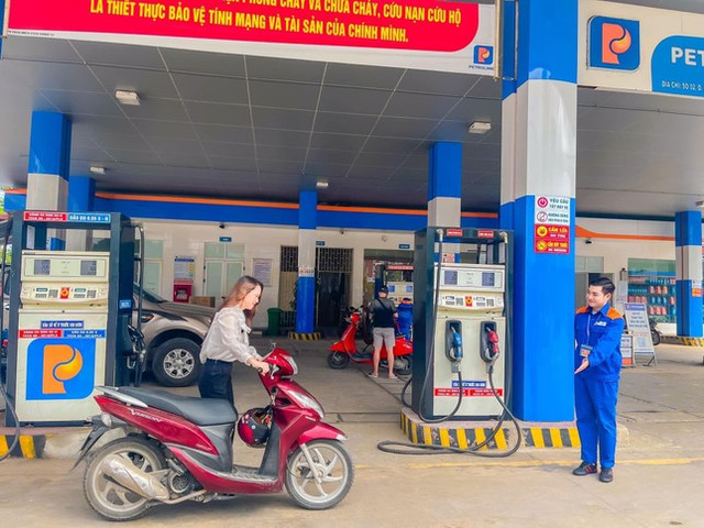 Ngắm loạt ảnh của trai đẹp đổ xăng, dân mạng “đứng ngồi không yên“ - Hình 2 Ngam loat anh cua trai dep do xang, dan mang “dung ngoi khong yen“-Hinh-2