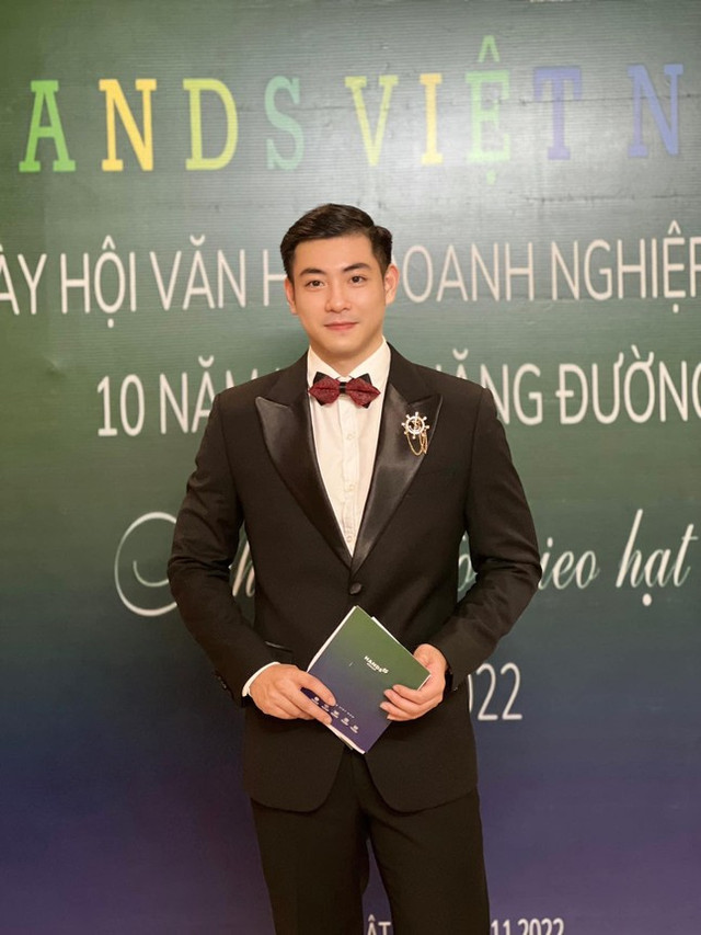 Ngắm loạt ảnh của trai đẹp đổ xăng, dân mạng “đứng ngồi không yên“ - Hình 3 Ngam loat anh cua trai dep do xang, dan mang “dung ngoi khong yen“-Hinh-3