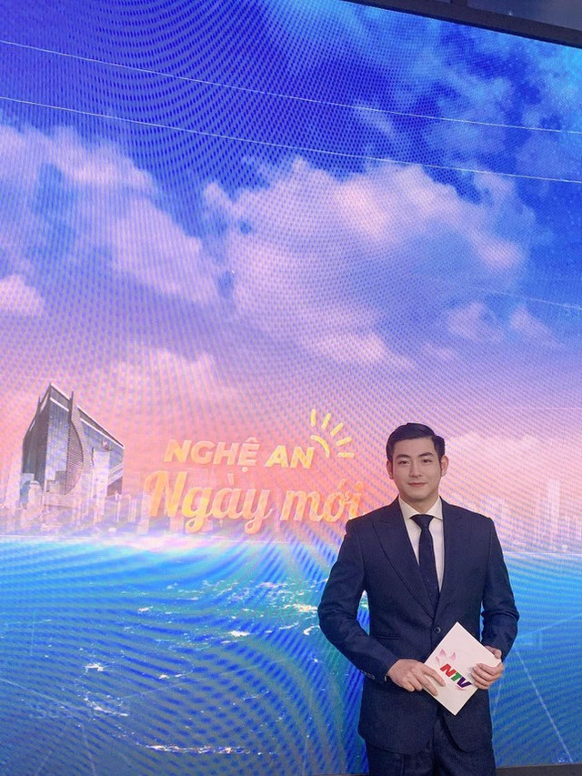 Ngắm loạt ảnh của trai đẹp đổ xăng, dân mạng “đứng ngồi không yên“ - Hình 9 Ngam loat anh cua trai dep do xang, dan mang “dung ngoi khong yen“-Hinh-9