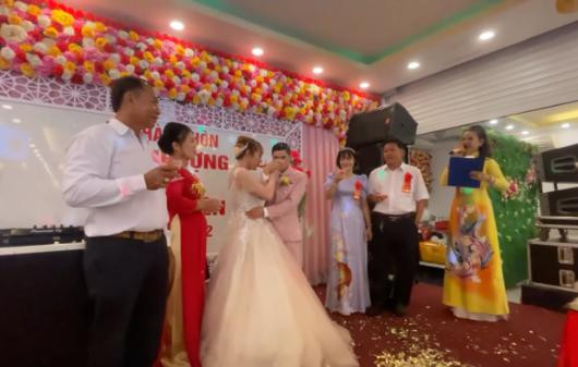 Đám cưới độc lạ nhất Việt Nam: Chú rể mang bầu 3 tháng - Hình 9 Dam cuoi doc la nhat Viet Nam: Chu re mang bau 3 thang-Hinh-9