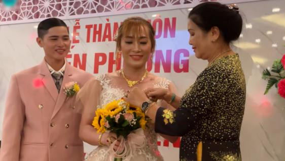 Đám cưới độc lạ nhất Việt Nam: Chú rể mang bầu 3 tháng Dam cuoi doc la nhat Viet Nam: Chu re mang bau 3 thang