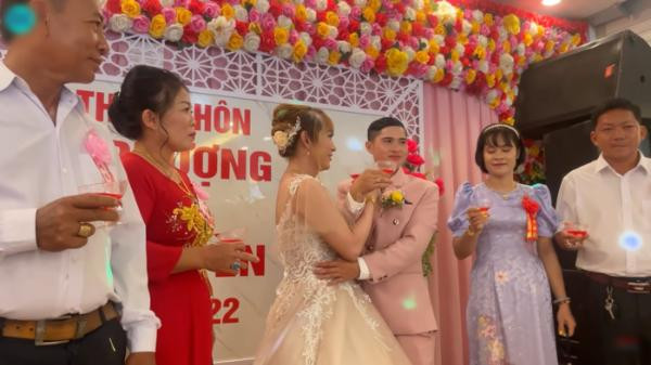 Đám cưới độc lạ nhất Việt Nam: Chú rể mang bầu 3 tháng - Hình 8 Dam cuoi doc la nhat Viet Nam: Chu re mang bau 3 thang-Hinh-8