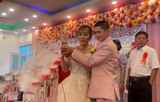 Đám cưới độc lạ nhất Việt Nam: Chú rể mang bầu 3 tháng - Hình 10 Dam cuoi doc la nhat Viet Nam: Chu re mang bau 3 thang-Hinh-10