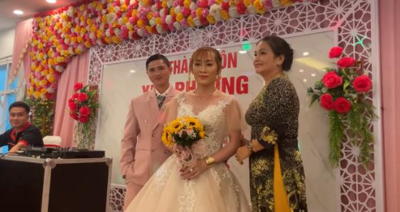 Đám cưới độc lạ nhất Việt Nam: Chú rể mang bầu 3 tháng - Hình 3 Dam cuoi doc la nhat Viet Nam: Chu re mang bau 3 thang-Hinh-3