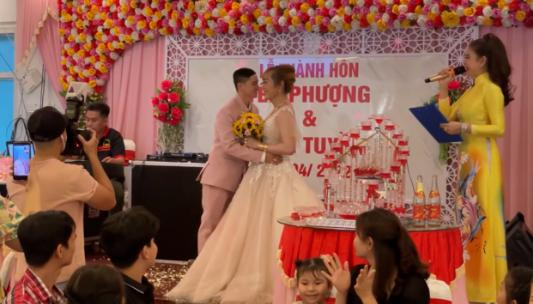 Đám cưới độc lạ nhất Việt Nam: Chú rể mang bầu 3 tháng - Hình 2 Dam cuoi doc la nhat Viet Nam: Chu re mang bau 3 thang-Hinh-2