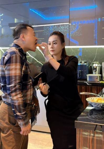 Hậu trường ảnh cưới, nhẫn kim cương "size khủng" của Phương Oanh gây chú ý - Hình 5 Hau truong anh cuoi, nhan kim cuong