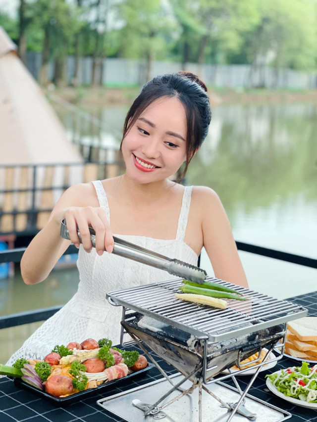 MC thời tiết Xuân Anh: Chồng mát xa hàng ngày, tận tay gội đầu cho tôi - Hình 3 MC thoi tiet Xuan Anh: Chong mat xa hang ngay, tan tay goi dau cho toi-Hinh-3