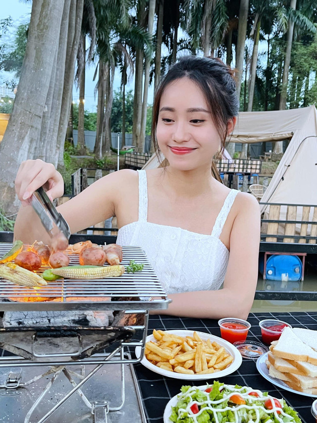MC thời tiết Xuân Anh: Chồng mát xa hàng ngày, tận tay gội đầu cho tôi - Hình 4 MC thoi tiet Xuan Anh: Chong mat xa hang ngay, tan tay goi dau cho toi-Hinh-4