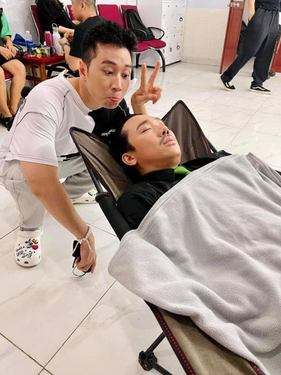 Trấn Thành bị bạn bè 'dìm hàng' lúc ngủ gà ngủ gật khi đi quay phim - Hình 8 Tran Thanh bi ban be 'dim hang' luc ngu ga ngu gat khi di quay phim-Hinh-8
