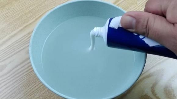 Hòa kem đánh răng với nước vo gạo thành chất tẩy rửa tuyệt vời Hoa kem danh rang voi nuoc vo gao thanh chat tay rua tuyet voi