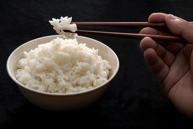 Tác hại không ngờ khi ăn cơm nguội và những người nên tuyệt đối tránh xa món này Tac hai khong ngo khi an com nguoi va nhung nguoi nen tuyet doi tranh xa mon nay