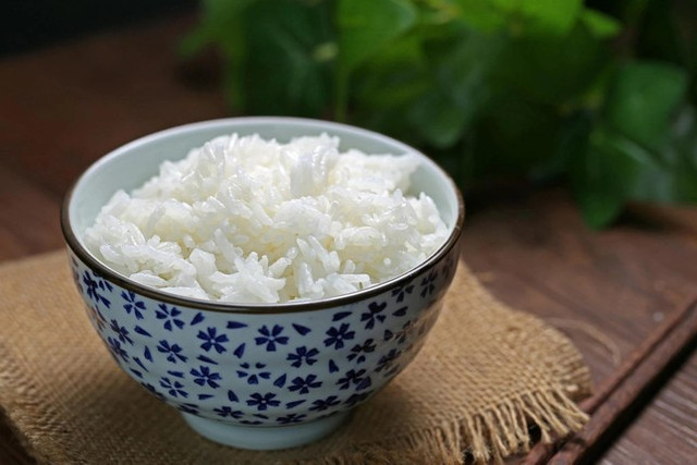 Tác hại không ngờ khi ăn cơm nguội và những người nên tuyệt đối tránh xa món này - Hình 3 Tac hai khong ngo khi an com nguoi va nhung nguoi nen tuyet doi tranh xa mon nay-Hinh-3