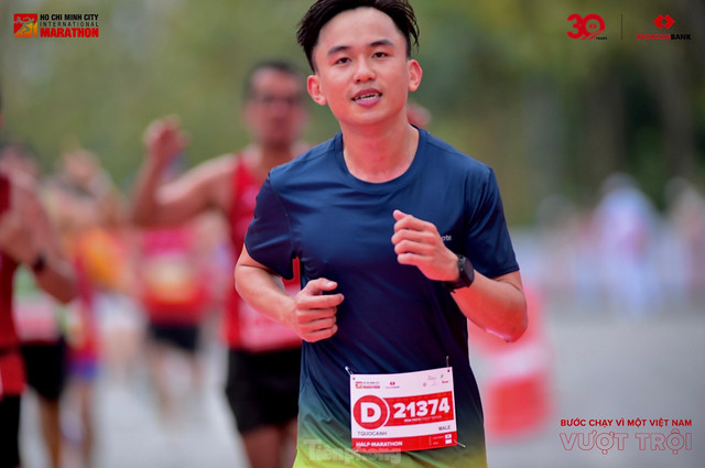 Độc đáo Bộ ảnh cưới bên Lễ Thượng cờ Tiền Phong Marathon 2024 - Hình 6 Doc dao Bo anh cuoi ben Le Thuong co Tien Phong Marathon 2024-Hinh-6
