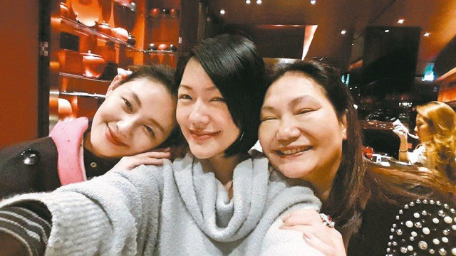 Mẹ Từ Hy Viên dằn mặt rể mới: 'Đừng đến cướp con gái tôi' - Hình 2 Me Tu Hy Vien dan mat re moi: 'Dung den cuop con gai toi'-Hinh-2