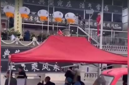 Đại gia chi núi tiền mở tiệc, làm đám tang cho cha dậy sóng mạng xã hội Dai gia chi nui tien mo tiec, lam dam tang cho cha day song mang xa hoi