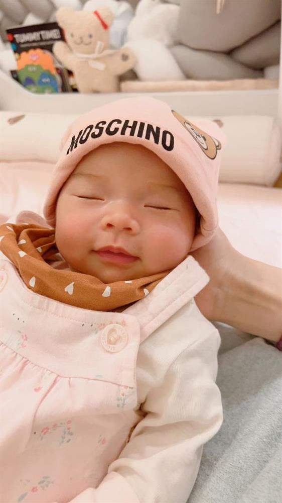 Cầu thủ nổi tiếng và vợ rich kid bất ngờ khoe con 1 tháng tuổi - Hình 2 Cau thu noi tieng va vo rich kid bat ngo khoe con 1 thang tuoi-Hinh-2