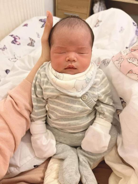 Cầu thủ nổi tiếng và vợ rich kid bất ngờ khoe con 1 tháng tuổi - Hình 3 Cau thu noi tieng va vo rich kid bat ngo khoe con 1 thang tuoi-Hinh-3