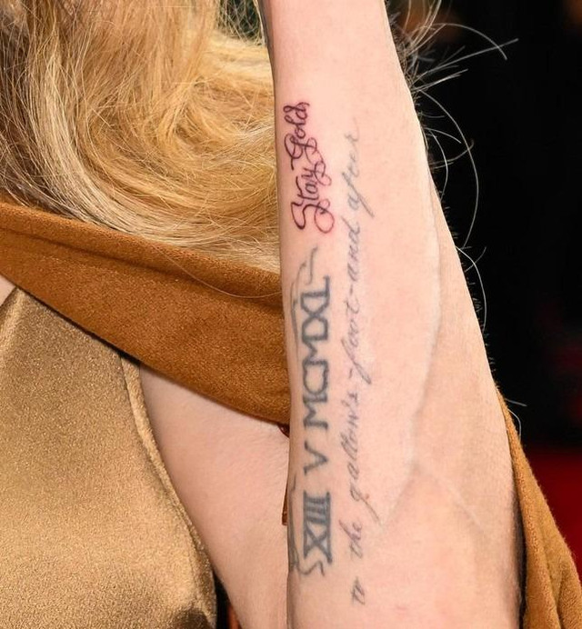 Hình xăm mới của Angelina Jolie giống Justin Levine - Hình 2 Hinh xam moi cua Angelina Jolie giong Justin Levine-Hinh-2