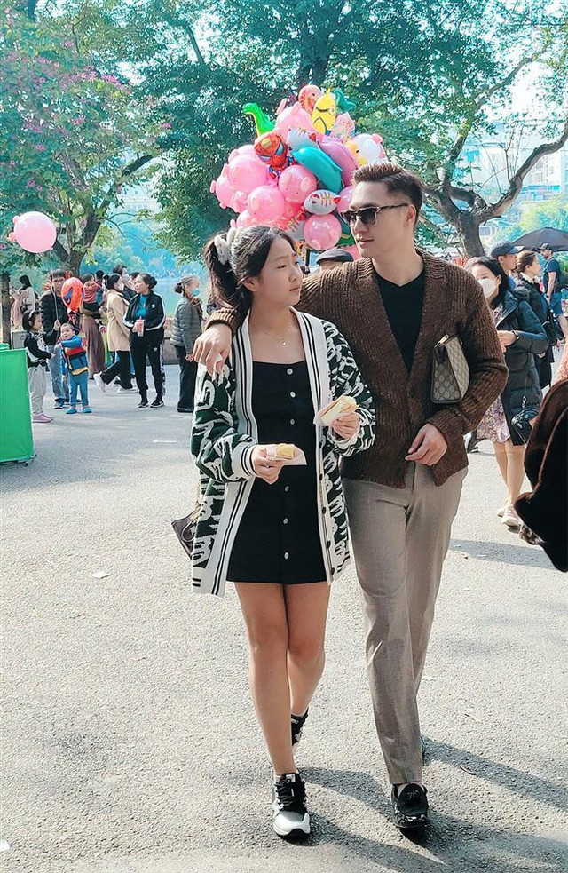 Mạnh Trường khoe ảnh dạo phố cùng con gái nhận nhiều lời khen Manh Truong khoe anh dao pho cung con gai nhan nhieu loi khen