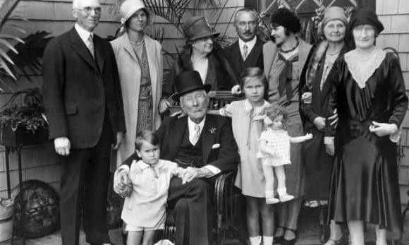 Tỷ phú Rockefeller dạy con trai: 2 loại người không nên kết thân - Hình 2 Ty phu Rockefeller day con trai: 2 loai nguoi khong nen ket than-Hinh-2
