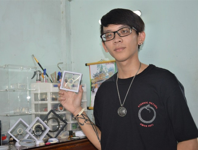 Chàng trai 21 tuổi ở miền Tây làm trang sức độc đáo từ xương rắn Chang trai 21 tuoi o mien Tay lam trang suc doc dao tu xuong ran