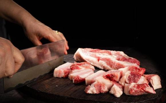 Mách bạn cách phân biệt thịt lợn tươi ngon - Hình 2 Mach ban cach phan biet thit lon tuoi ngon-Hinh-2