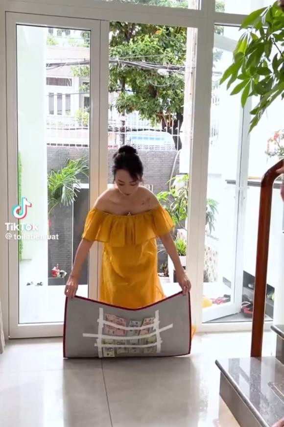 Suýt bị phát hiện quỹ đen, Tiến Luật có pha xử lý cực hài - Hình 2 Suyt bi phat hien quy den, Tien Luat co pha xu ly cuc hai-Hinh-2