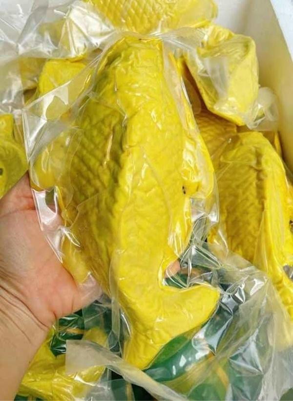 Chả đúc hình chép vàng cúng ông Công ông Táo ‘chốt’ vài chục con mỗi ngày Cha duc hinh chep vang cung ong Cong ong Tao ‘chot’ vai chuc con moi ngay