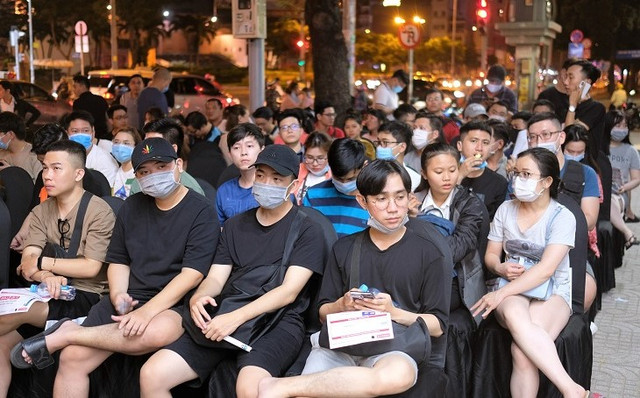 Người Việt chi cả chục triệu đồng đi Singapore và Thái Lan mua iPhone 14 - Hình 4 Nguoi Viet chi ca chuc trieu dong di Singapore va Thai Lan mua iPhone 14-Hinh-4