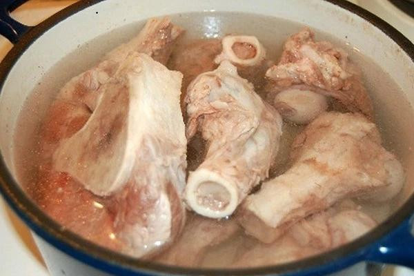 Muốn nồi nước dùng trong vắt, hãy tránh 3 sai lầm nghiêm trọng - Hình 3 Muon noi nuoc dung trong vat, hay tranh 3 sai lam nghiem trong-Hinh-3