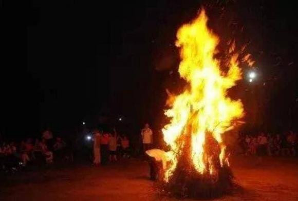 Vì sao nói: "lửa đi ba đường là tắt, người đi ba đường là nghèo"? - Hình 2 Vi sao noi: