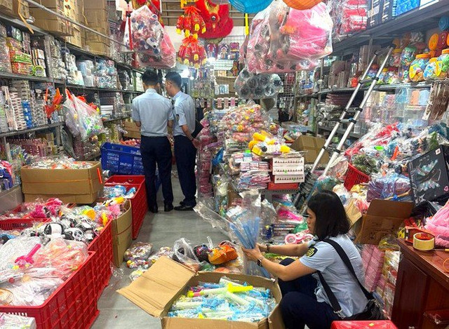 Tiêu hủy hàng nghìn đồ chơi trẻ em không rõ nguồn gốc trước tết Trung thu Tieu huy hang nghin do choi tre em khong ro nguon goc truoc tet Trung thu