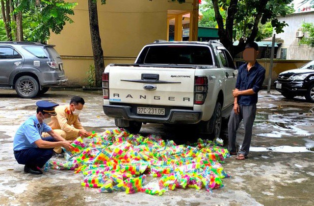 Tiêu hủy hàng nghìn đồ chơi trẻ em không rõ nguồn gốc trước tết Trung thu - Hình 3 Tieu huy hang nghin do choi tre em khong ro nguon goc truoc tet Trung thu-Hinh-3