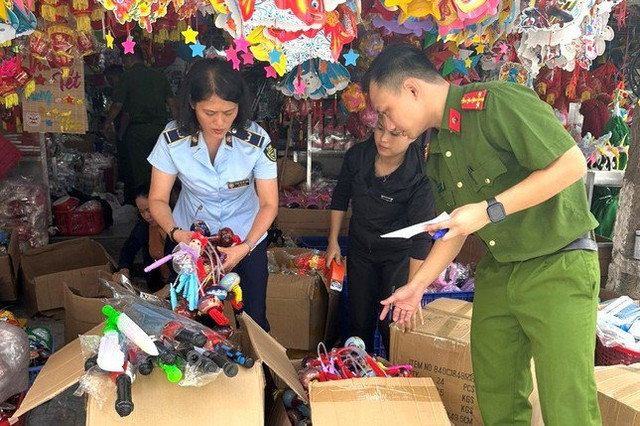 Tiêu hủy hàng nghìn đồ chơi trẻ em không rõ nguồn gốc trước tết Trung thu - Hình 2 Tieu huy hang nghin do choi tre em khong ro nguon goc truoc tet Trung thu-Hinh-2
