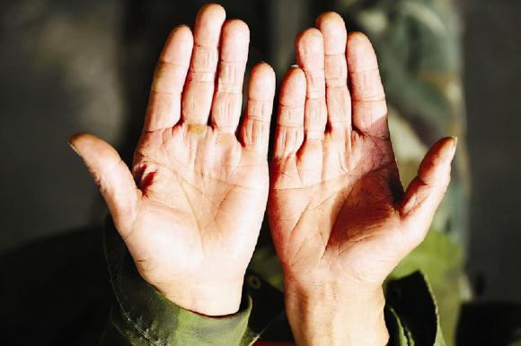 Người xưa nói: 'Năm ngón không lộ, phú quý không đi’' Nguoi xua noi: 'Nam ngon khong lo, phu quy khong di’'