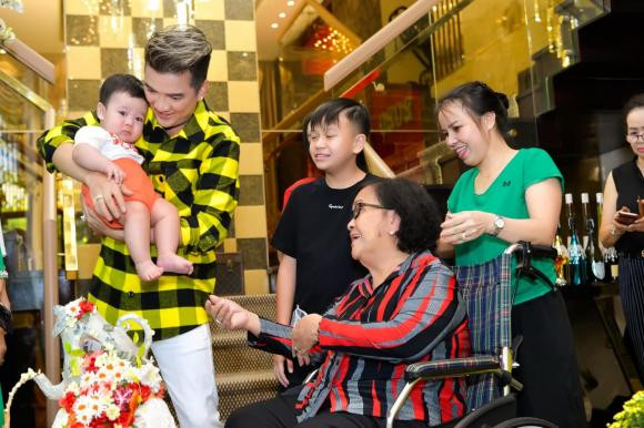 Mừng sinh nhật mẹ, Đàm Vĩnh Hưng nói một câu hiểu rõ mối quan hệ Mung sinh nhat me, Dam Vinh Hung noi mot cau hieu ro moi quan he