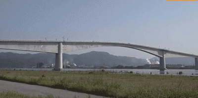 Nhìn từ phía xa, cây cầu Eshima Ohashi trông giống như bao cây cầu khác, nhịp cầu trung tâm có cao, nhưng chỉ cao hơn một chút so với những nhịp cầu khác. Tuy vậy, đây lại là cây cầu được mệnh danh cây cầu nguy hiểm nhất thế giới. Vậy nguyên do tại đâu? Chúng ta hãy cùng tìm hiểu. (Nguồn Boredomtherapy)