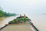 Bắt giữ phương tiện tàng trữ cát sông trái phép ở Vĩnh Long