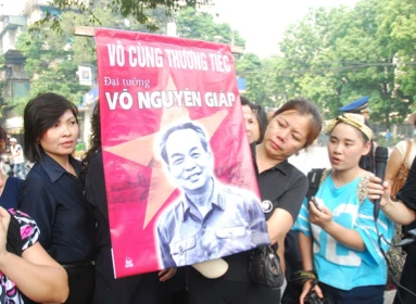 Đội nắng ngồi đợi ngoài nhà tang lễ Đại tướng