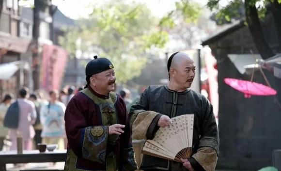 Cải trang vi hành đi xem bói, Càn Long được thầy tướng số phán thọ - Hình 2 Cai trang vi hanh di xem boi, Can Long duoc thay tuong so phan tho-Hinh-2