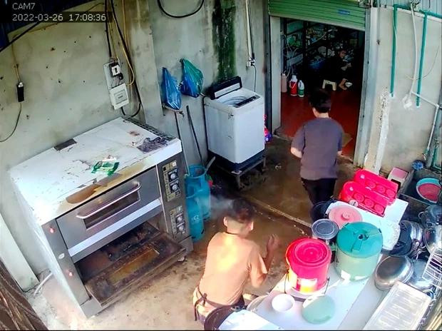 Video: Táy máy sửa lò nướng, thanh niên gặp nạn 'khét lẹt' nhớ cả đời - Hình 3 Video: Tay may sua lo nuong, thanh nien gap nan 'khet let' nho ca doi-Hinh-3