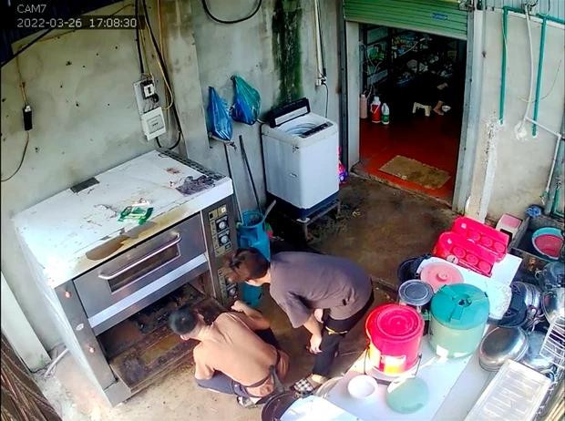 Video: Táy máy sửa lò nướng, thanh niên gặp nạn 'khét lẹt' nhớ cả đời Video: Tay may sua lo nuong, thanh nien gap nan 'khet let' nho ca doi